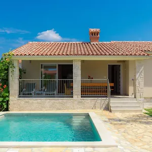 Ferienhaus Goldi - Voj512 By Interhome, Mednjan